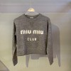 MIUMIU LOGO KNIT MAN TO MAN - 미우미우 로고 크롭 니트 맨투맨